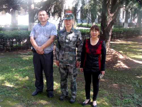 情系国防谱心曲 ---李法明刘金花夫妻支持儿子在部队建功立业的事迹